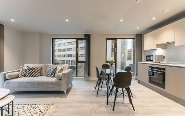 Luxury 2-bedroom Apartment in St Martin s Place BMH