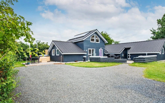 10 Person Holiday Home in Juelsminde-by Traum