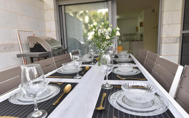 דירת גן דלוקס-Deluxe Garden Apartment by CRWON