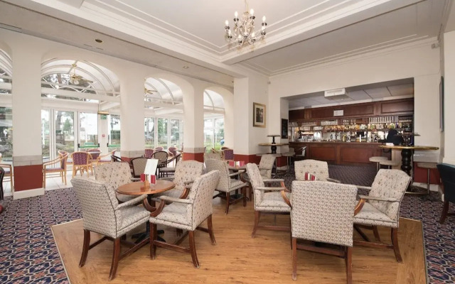 Elstead Hotel