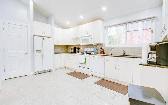 Tranquil & Cozy 30 min to Toronto ~ Backyard ~ Pkg