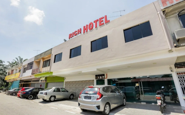 Super OYO 89495 Rich Hotel