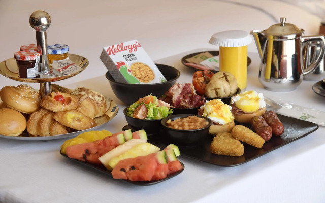 Holiday Inn Suites Kuwait Salmiya