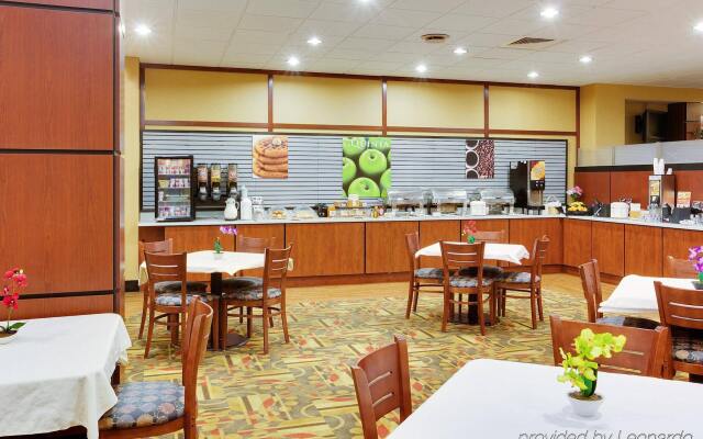 La Quinta Inn & Suites Pittsburgh North - McKnight