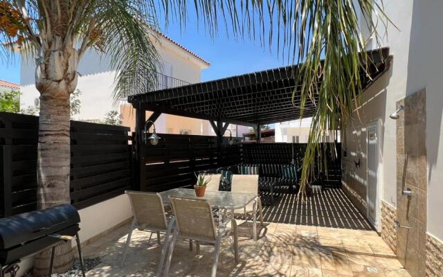 3bdr villa-pool/700m from a blue flag beach!