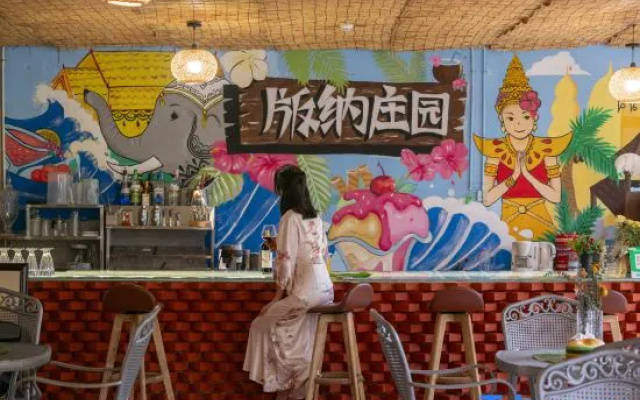 Banna Manor (Xishuangbanna Jinghong Mengxi Big Buddha Temple Store – People – Xishuangbanna