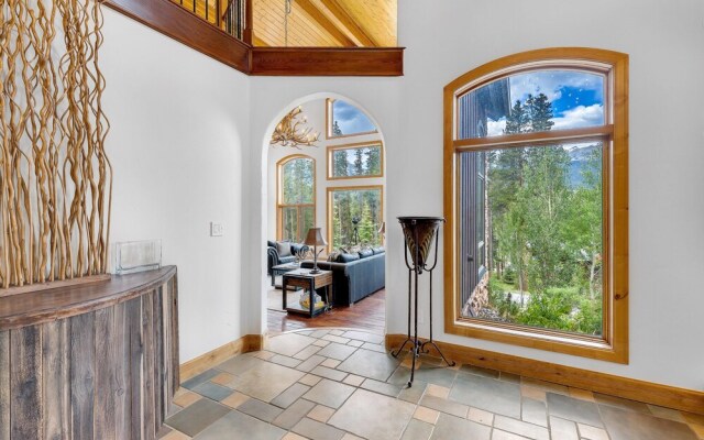 Majestic Lodge Retreat Amenities & Views