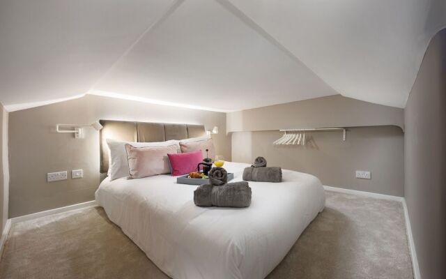 Stunning Arty Apartment & mezzanine