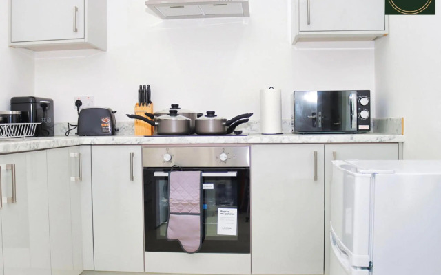 Spacious 2 Bed apartment - Sleeps 6 - Burnham Village