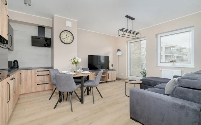 Apartment With Parking by Renters