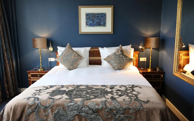 Ambassade Hotel