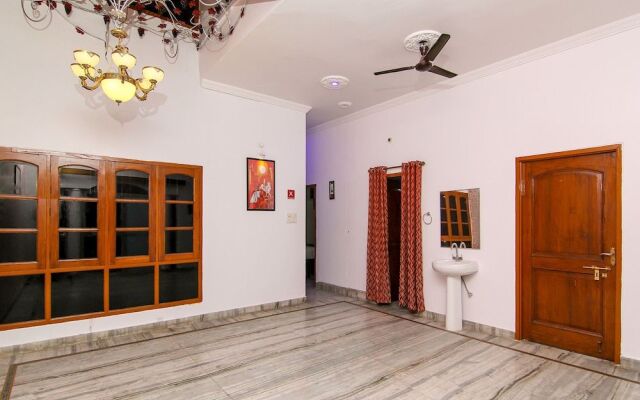 OYO Rooms Near Mayo Hospital