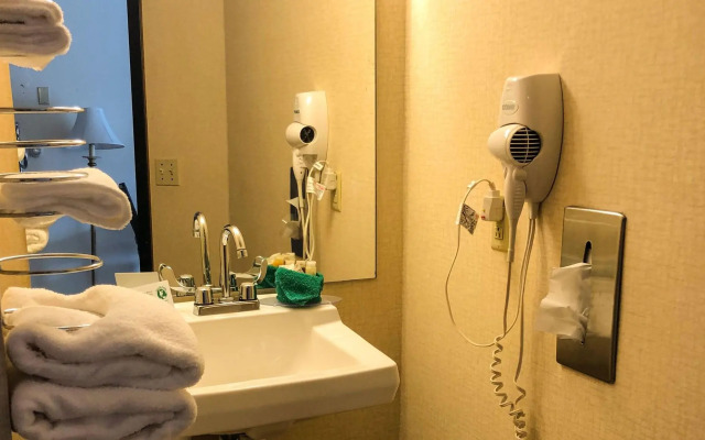 Colonial Inn Ellsworth