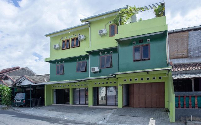 OYO 3707 Halona Guesthouse
