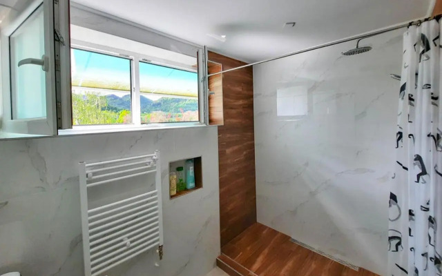 Deerwood-2-Storey Garden Apartment with Castle view Balcony