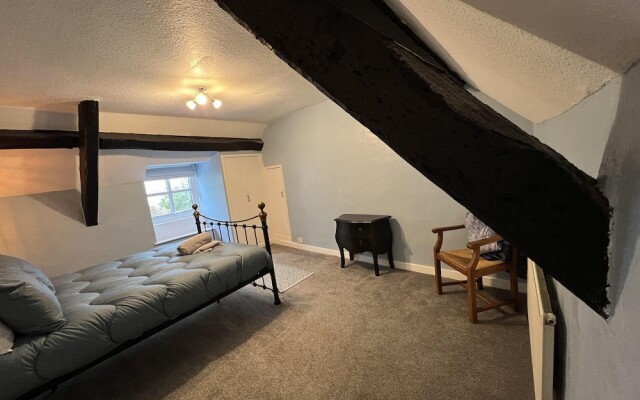Traditional 3-bed Cottage, Log Burner & Sea Views!