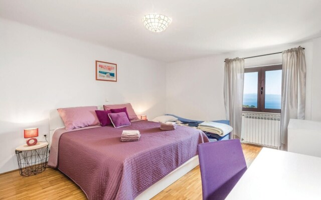 Amazing Apartment in Icici With Wifi and 2 Bedrooms