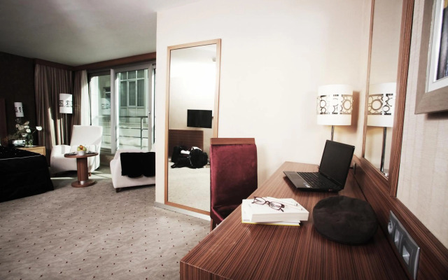 Demora Hotel