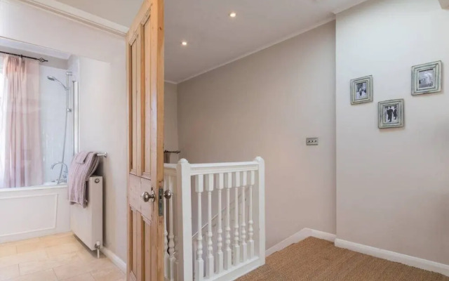 Stylish 1-bed With a Roof Terrace