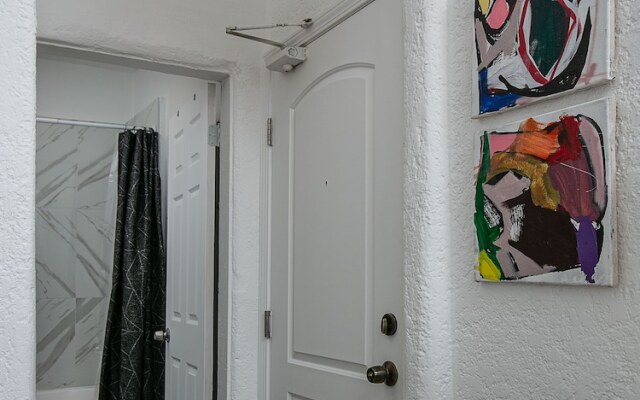 Beautiful Studio Near Hollywood! Sleeps 2!