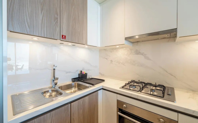 Marco Polo - Stunning 2BR with Burj View, Spacious Gym & Pool