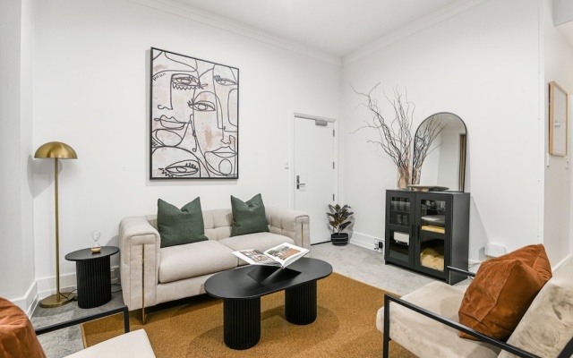 Modern space in iconic heritage building – Guest Rooms – Auckland
