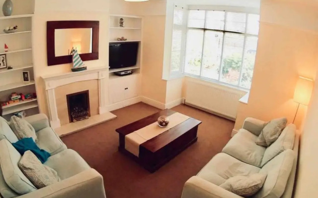 Spacious 3 Bedroom Home in Bath