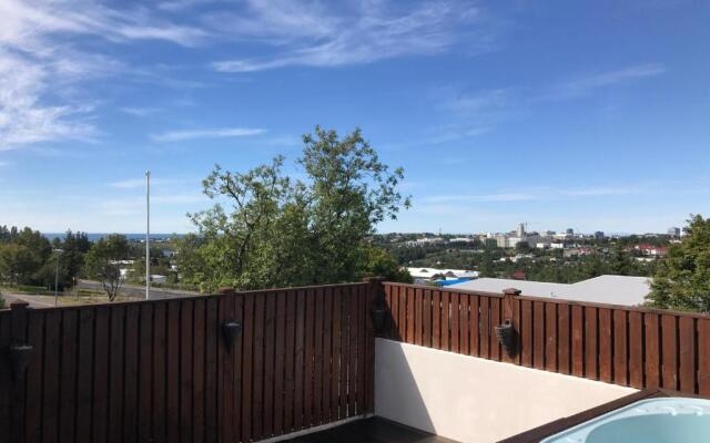 ICELAND SJF Villa , Hot tub & Outdoor Sauna Amazing Mountains View - 15 min to downtown