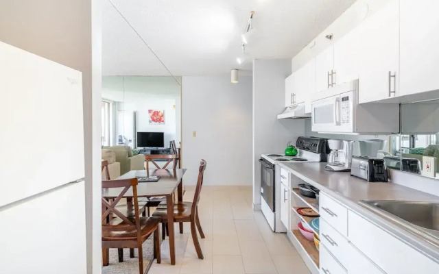 Deluxe Ocean and City View Waikiki Banyan Condo, Free Parking & Wi-Fi by Koko Resort Vacation Rentals