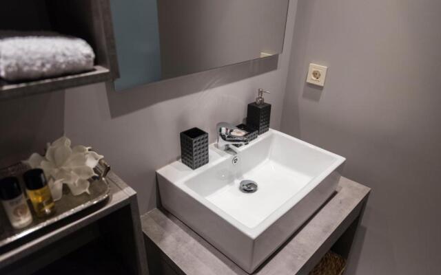 Wisdom Residence Luxury Apartments at Plaka