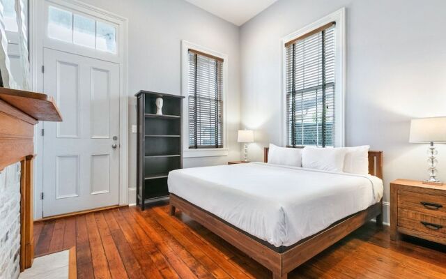 Hosteeva 2BR Steps to St. Charles Ave