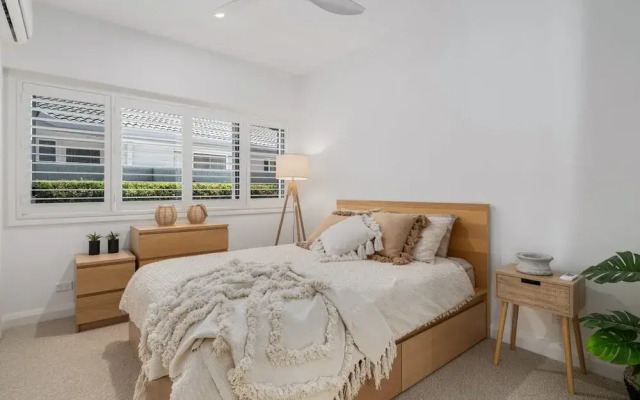 Modern Waterfront Retreat Private Pool Dock