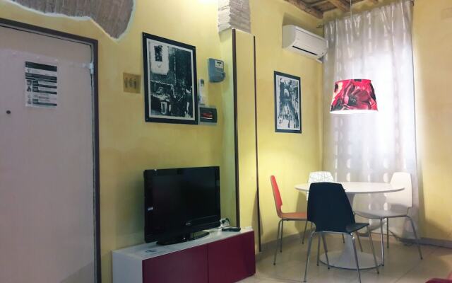 Anastasia Hidden Balcony - An hidden balcony inside Trastevere