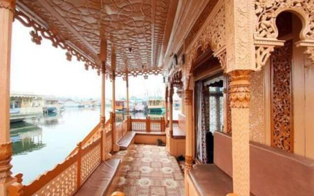 Houseboat Ambassador
