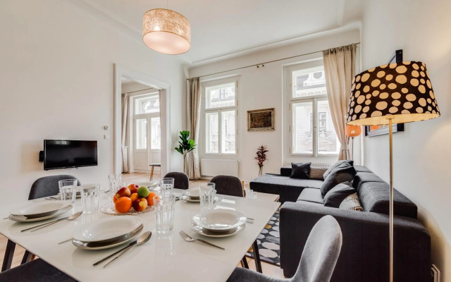 Charles Bridge - 3 bedroom Apartment - Old Town