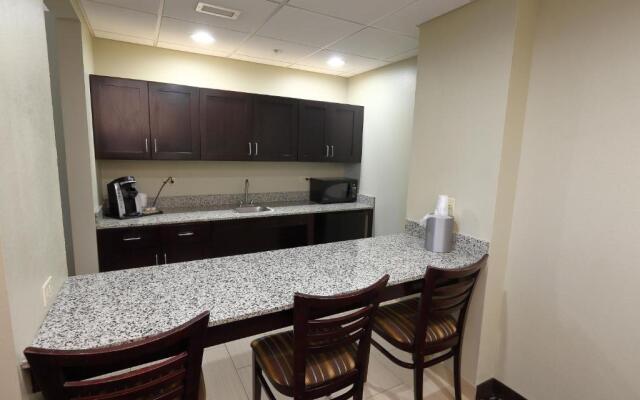 Holiday Inn Express & Suites Pittsburgh West - Greentree, an IHG Hotel