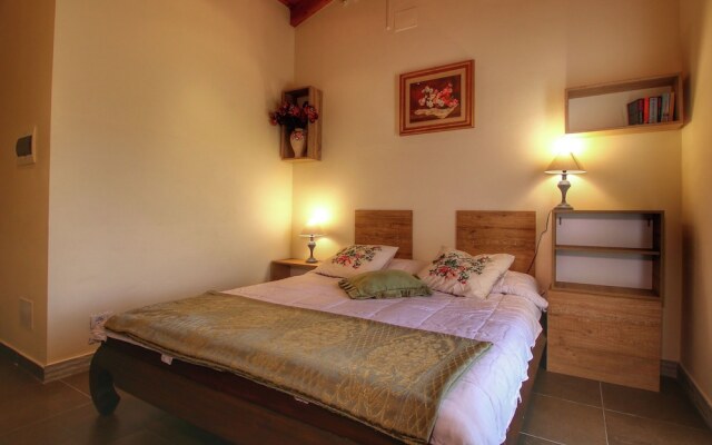 Luxurious Villa in Monte San Savino with Jacuzzi