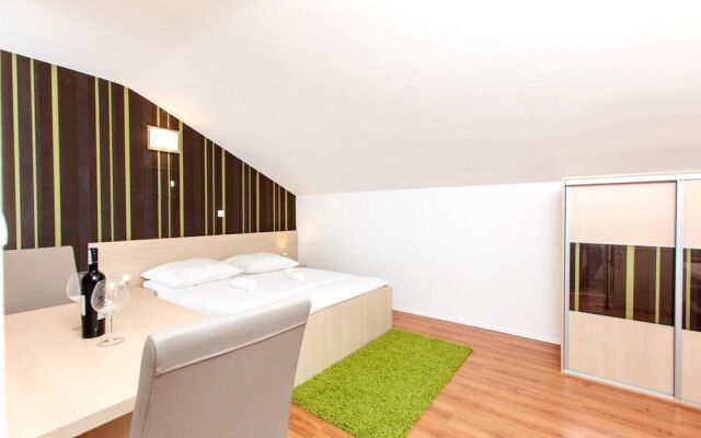 Studio in Podstrana, With Wonderful Mountain View, Enclosed Garden and