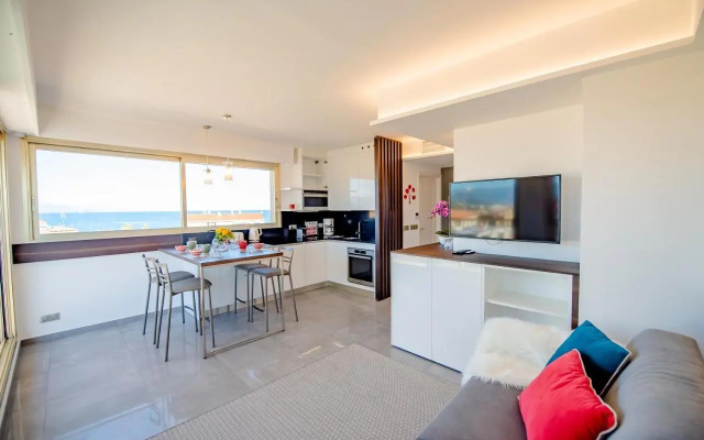 High Standing with Incredible Old Antibes and Sea views