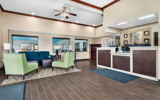 Comfort Inn & Suites North East