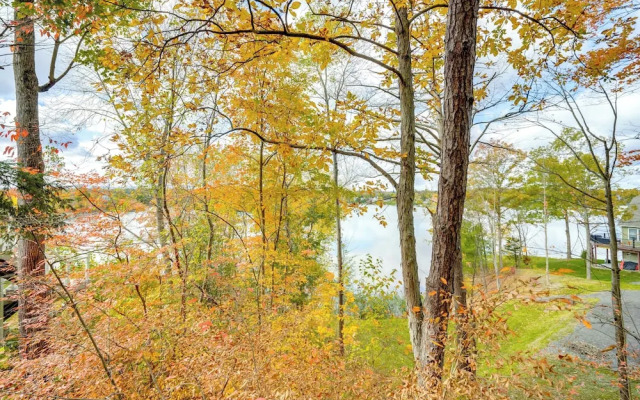 Stunning Lake & Mtn Views: Cozy Catskills Cabin!