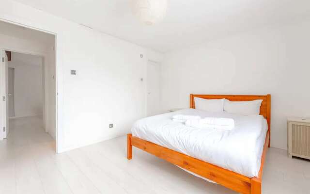 Bright 2BD Flat With Balcony - Tower Hill