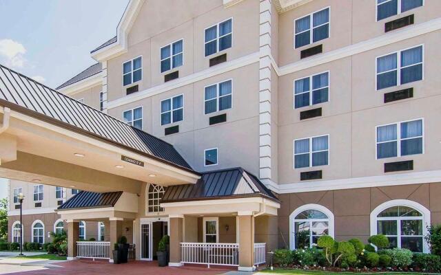 Quality Inn & Suites I-35 E / Walnut Hill