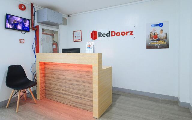 RedDoorz near Zobel Roxas St.