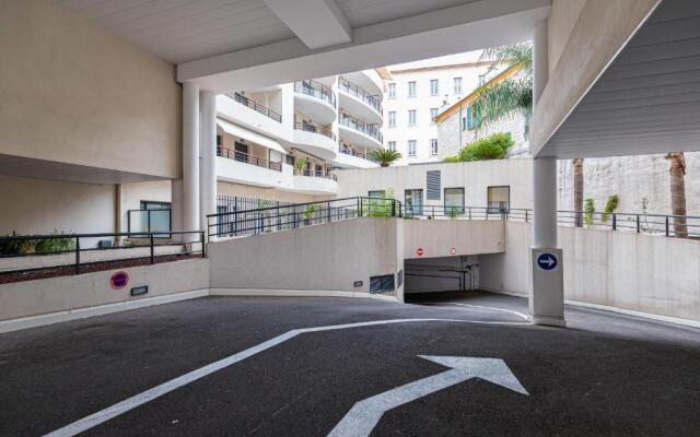 Nice 1 Bedroom downtown Carré d'Or with garage