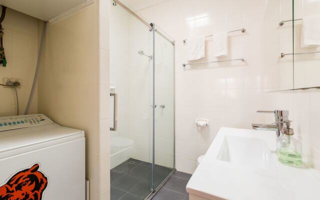 KIM, 2BDR West Melbourne Apartment