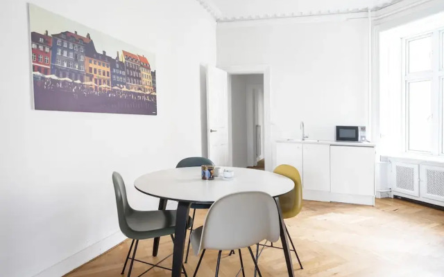Fantastic 3-bed With French Balcony and Lake-views