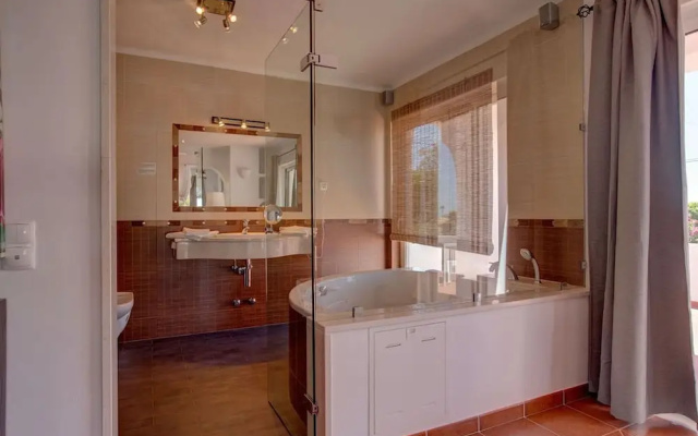 Casa Ninho Spacious 5 Bedroom Villa in an Enviab