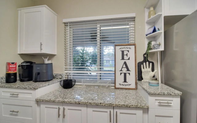 4 Mi to Dtwn: Pet-friendly Tampa Retreat