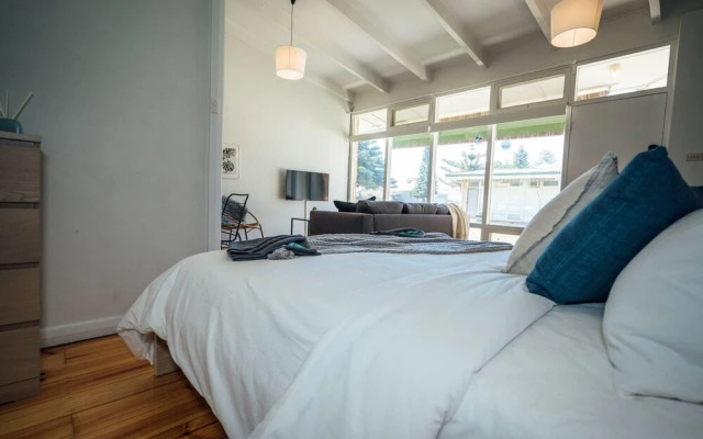 High Tide on Augusta-Netflix, wifi and chill...